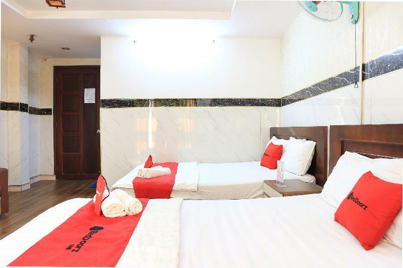 Reddoorz @ Cong Hoa Street Khách sạn 3*