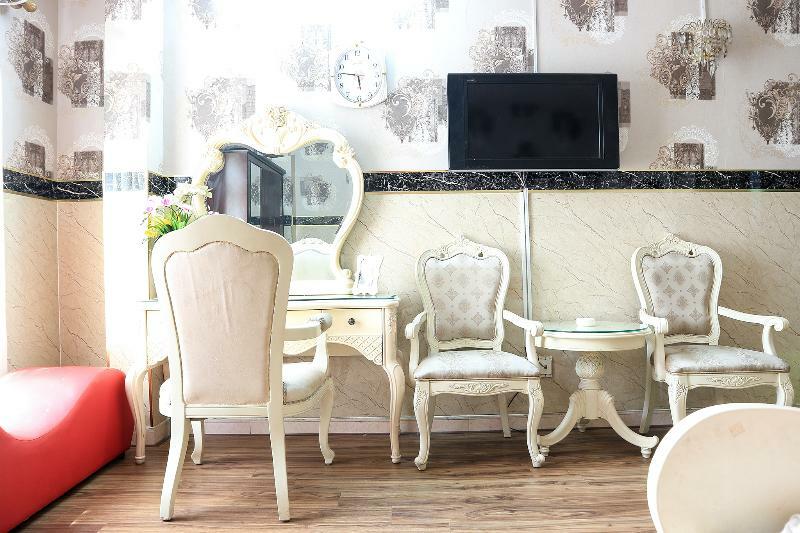 Reddoorz @ Cong Hoa Street Khách sạn 3*